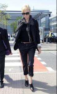 Charlize_Theron_Charlize_Theron_London_Heathrow_H__cVqkd03xl.jpg