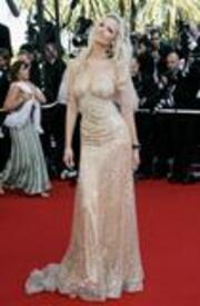 Adriana_Karembeu_Marie_Antoinette_Premiere_09.jpg