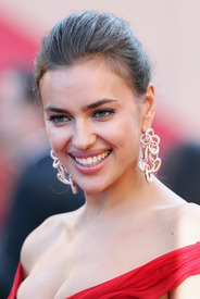 13 IrinaShayk premiere CannesFF 22052012.jpg