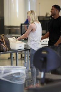 dakota_fanning_at_lax_6may2014_VUKxgctp.sized.jpg