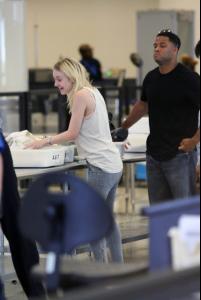 dakota_fanning_at_lax_6may2014_obEw3G3s.sized.jpg