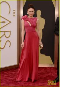 olga-kurylenko-wears-eco-fashion-on-oscars-2014-red-carpet-02.jpg