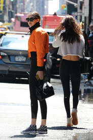 Gigi-and-Bella-Hadid-in-Tights--06.jpg