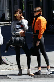 Gigi-and-Bella-Hadid-in-Tights--14.jpg