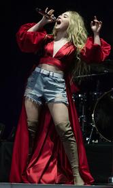 sabrina-carpenter-performing-at-o2-arena-in-london-51317-10.jpg