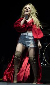 sabrina-carpenter-performing-at-o2-arena-in-london-51317-11.jpg