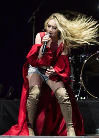 sabrina-carpenter-performing-at-o2-arena-in-london-51317-13.jpg