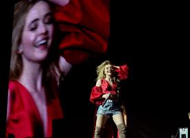 sabrina-carpenter-performing-at-o2-arena-in-london-51317-14.jpg