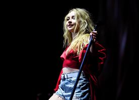 sabrina-carpenter-performing-at-o2-arena-in-london-51317-15.jpg