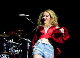 sabrina-carpenter-performing-at-o2-arena-in-london-51317-17.jpg