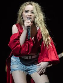 sabrina-carpenter-performing-at-o2-arena-in-london-51317-2.jpg