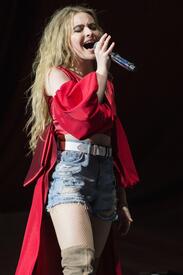 sabrina-carpenter-performing-at-o2-arena-in-london-51317-3.jpg