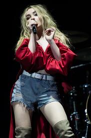 sabrina-carpenter-performing-at-o2-arena-in-london-51317-4.jpg