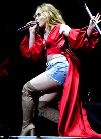 sabrina-carpenter-performing-at-o2-arena-in-london-51317-5.jpg