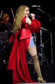 sabrina-carpenter-performing-at-o2-arena-in-london-51317-7.jpg