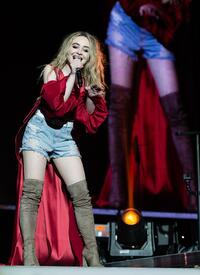 sabrina-carpenter-performing-at-o2-arena-in-london-51317-9.jpg