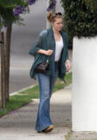 th_Amy_Adams-_Walks_back_home__060308_153.jpg