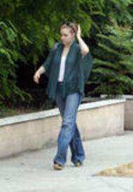 th_Amy_Adams-_Walks_back_home__060308_231.jpg