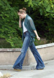 th_Amy_Adams-_Walks_back_home__060308_445.jpg