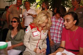 celebrity_paradise.com_Adriana_Karembeu_red_cross_005.jpg