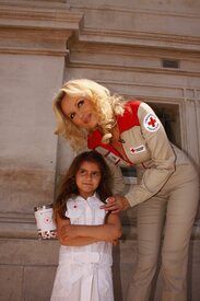 celebrity_paradise.com_Adriana_Karembeu_red_cross_012.jpg