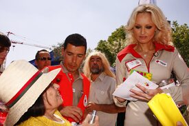 celebrity_paradise.com_Adriana_Karembeu_red_cross_020.jpg