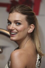 th_lily_donaldson_opens_the_118.jpg