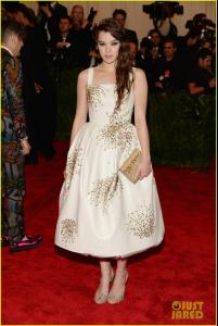 hailee-steinfeld-met-ball-2013-red-carpet-05.jpg