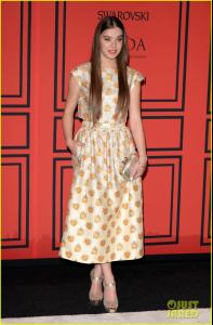 hailee-steinfeld-douglas-booth-cfda-fashion-awards-2013-03.jpg