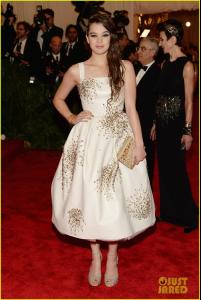 hailee-steinfeld-met-ball-2013-red-carpet-01.jpg