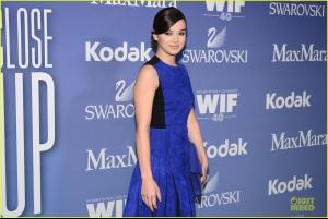 hailee-steinfeld-rose-mcgowan-crystal-lucy-awards-2013-red-carpet-10.jpg