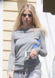 Gwyneth-Paltrow-wearing-pyjamas--05.jpg