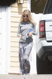 Gwyneth-Paltrow-wearing-pyjamas--03.jpg