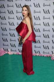 Xenia-Tchoumitcheva--Victoria-and-Albert-Museum-Summer-Party--01.jpg