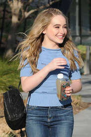 Sabrina-Carpenter--Arriving-at-the-Facebook-building--04.jpg