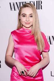 Sabrina-Carpenter--Vanity-Fair-LOreal-Paris-and-Hailee-Steinfeld-host-DJ-Night--08.jpg