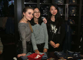 Sabrina-Carpenter--Denim-DIY-Event-at-Hollister--08.jpg