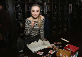 Sabrina-Carpenter--Denim-DIY-Event-at-Hollister--10.jpg