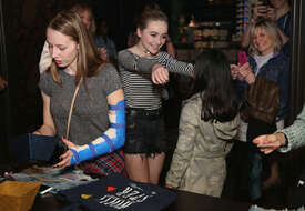 Sabrina-Carpenter--Denim-DIY-Event-at-Hollister--13.jpg