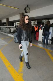 madison-pettis-arrives-at-los-angeles-international-airport-01-30-2016_11.jpg