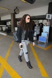 madison-pettis-arrives-at-los-angeles-international-airport-01-30-2016_12.jpg