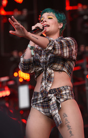 Halsey_BonnarooFestival061016_09.jpg