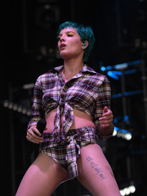 Halsey_BonnarooFestival061016_13.jpg