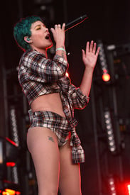 Halsey_BonnarooFestival061016_17.jpg