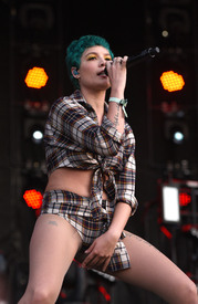 Halsey_BonnarooFestival061016_18.jpg