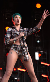 Halsey_BonnarooFestival061016_19.jpg