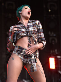 Halsey_BonnarooFestival061016_20.jpg