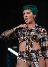 Halsey_BonnarooFestival061016_24.jpg