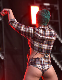 Halsey_BonnarooFestival061016_01.jpg