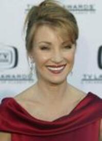 jane_seymour_2004_AnnTVLandAw6.jpg